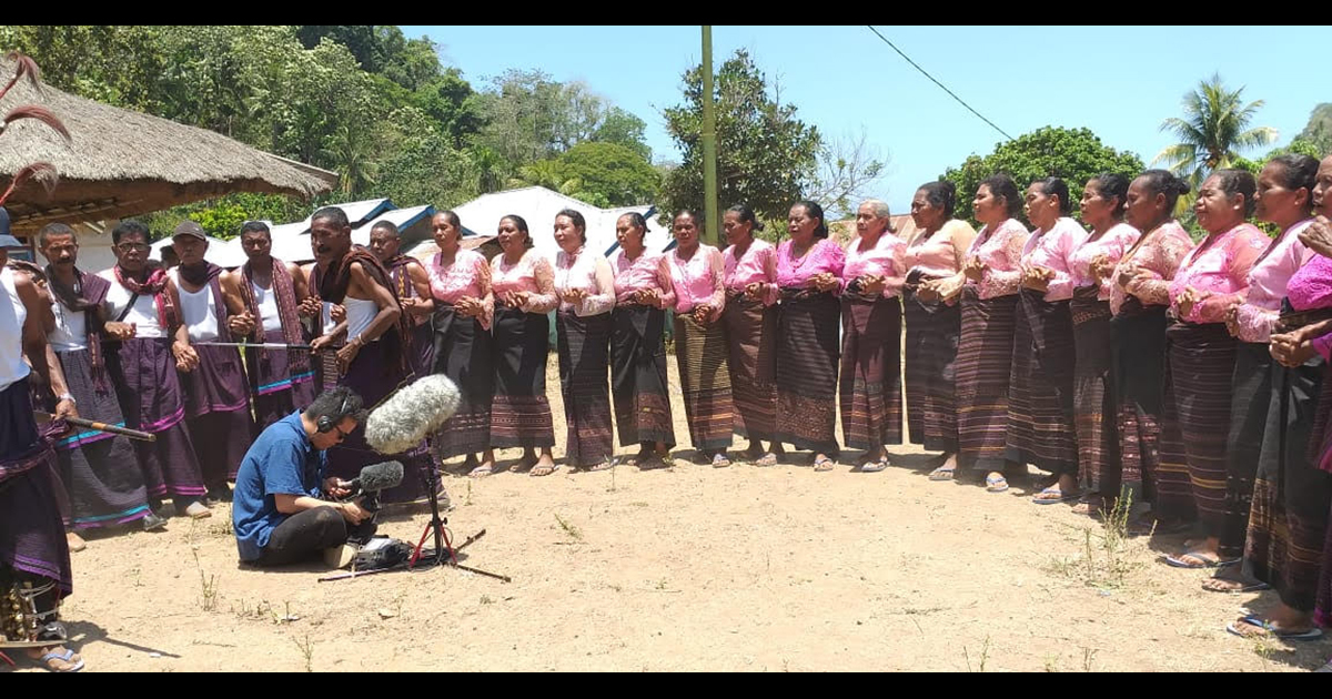 インドネシアのフローレス島でラマホロ族のソレオハ儀礼の詠唱をレコーディング中